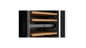 מקרר יין מובנה עם 2 אזורי טמפרטורה לעד 38 בקבוקים ופתיחת דלת בלחיצת כפתור