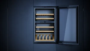 מקרר יין מובנה עם 2 אזורי טמפרטורה לעד 38 בקבוקים ופתיחת דלת בלחיצת כפתור