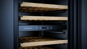 מקרר יין מובנה עם 2 אזורי טמפרטורה לעד 38 בקבוקים ופתיחת דלת בלחיצת כפתור