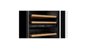 מקרר יין מובנה אקלים עם 2 אזורי טמפרטורה לעד 30 בקבוקים ופתיחת דלת בלחיצה