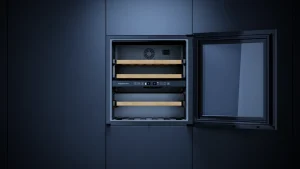 מקרר יין מובנה אקלים עם 2 אזורי טמפרטורה לעד 30 בקבוקים ופתיחת דלת בלחיצה