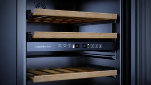 מקרר יין מובנה אקלים עם 2 אזורי טמפרטורה לעד 30 בקבוקים ופתיחת דלת בלחיצה